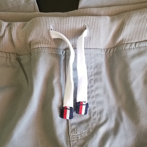 New Tommy Hilfiger Shorts - Picture 6 of 7